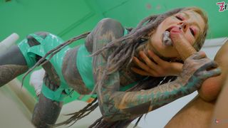 TATTOOED HIPPIE ANAL LOVER STRETCHING HER ANAL AND PUSHES OUT HER PROLAPSE AND GETS FUCKED BY A BIG DICK