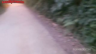 transando com uma gostosa de uma colonia marginal sem camisinha, por algumas latas, safado tira proveito da pobreza e goza ate no cuzinho dela!