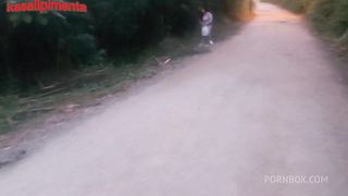 transando com uma gostosa de uma colonia marginal sem camisinha, por algumas latas, safado tira proveito da pobreza e goza ate no cuzinho dela!