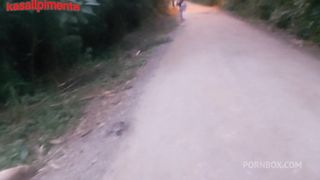 transando com uma gostosa de uma colonia marginal sem camisinha, por algumas latas, safado tira proveito da pobreza e goza ate no cuzinho dela!