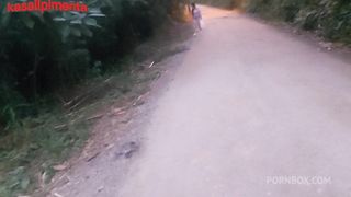 transando com uma gostosa de uma colonia marginal sem camisinha, por algumas latas, safado tira proveito da pobreza e goza ate no cuzinho dela!