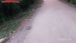 transando com uma gostosa de uma colonia marginal sem camisinha, por algumas latas, safado tira proveito da pobreza e goza ate no cuzinho dela!