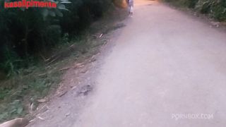 transando com uma gostosa de uma colonia marginal sem camisinha, por algumas latas, safado tira proveito da pobreza e goza ate no cuzinho dela!