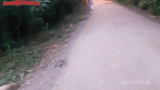 transando com uma gostosa de uma colonia marginal sem camisinha, por algumas latas, safado tira proveito da pobreza e goza ate no cuzinho dela!