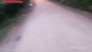 transando com uma gostosa de uma colonia marginal sem camisinha, por algumas latas, safado tira proveito da pobreza e goza ate no cuzinho dela!