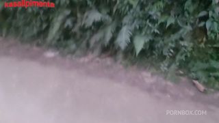 transando com uma gostosa de uma colonia marginal sem camisinha, por algumas latas, safado tira proveito da pobreza e goza ate no cuzinho dela!