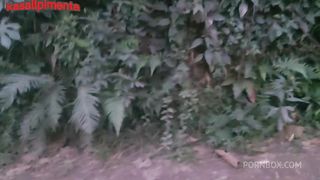 transando com uma gostosa de uma colonia marginal sem camisinha, por algumas latas, safado tira proveito da pobreza e goza ate no cuzinho dela!