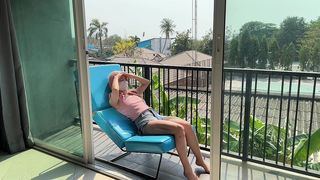 小姐姐晒日光浴，借机涂防晒霜吃她的豆腐的副本