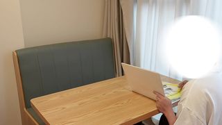 小猫去公共自习室发骚，和老公打电话的同时还勾引男大学生无码