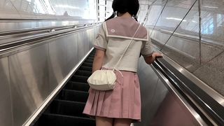 在末班地铁空无一人的车厢里，将害羞女友内裤撕下