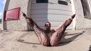 THONG LEOTARD - EXHIBITIONIST ON THE DOCKS