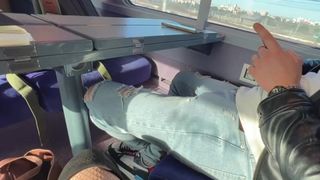 MAMADA EN EL TREN PUBLICO ENTRE LOS PASAJEROS