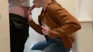 MAMADA EN BANO PUBLICO DESPUES DE CENAR !
