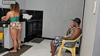 SEMPRE ACABO FAZENDO SEXO COM VIZINHO POIS ELE SEMPRE ME AJUDAR A BOTAR MEU ESPERMA PRA FORA