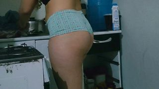 BAILEY QUINN NA COZINHA