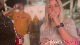 LOIRA PEITUDA FAZ UM PASSEIO NO PARQUE COM DIREITO A UM BOQUETE GOSTOSO NO MOTOBOY