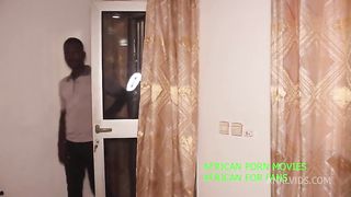 Trio Bisexuel. Un couple bisexuel se fait rudement baise par un mec sportif muscle avec la sueur apres le sport. Il baise.