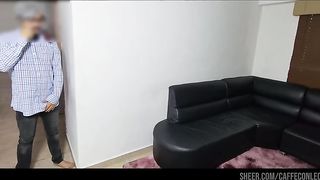 Padrastro viejo se folla a su pequena hijastra en casa cuando esta vestida de su universidad