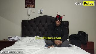 ESTUDIANTE ACEPTA QUE LE LLENEN EL CONO DE LECHE A CAMBIO DE AYUDA ECONOMICA