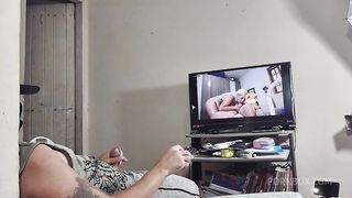 Titia flagra gatoto assistindo filme porno e decide ajudar