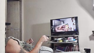 Titia flagra gatoto assistindo filme porno e decide ajudar