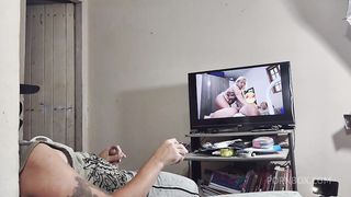Titia flagra gatoto assistindo filme porno e decide ajudar