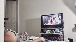 Titia flagra gatoto assistindo filme porno e decide ajudar