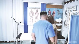 Follando en el centro de masaje con una milf muy guarra