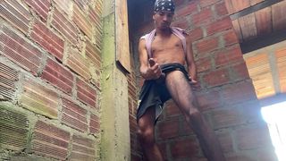 ESTABA CAMINANDO Y ENTRE A ESTE CASA ABANDONADA PARA TIRARME UNA PAJA