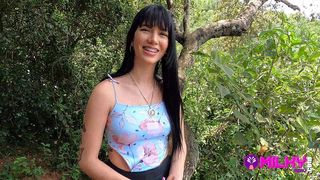 HERMOSA LATINA PILLADA EN EL BOSQUE