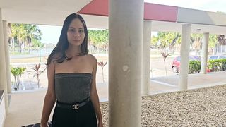 MY GIRLFRIEND ARRIVES FROM A TRIP AND THE FIRST THING SHE DOES WHEN SHE ARRIVES IS PICK ME UP