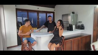 SEGUNDO EPISODIO DO DELICIAS DA KEL COM DIGAO DA ILHA, FIZEMOS UMA TORTA DE BANANA COM CHOCOLATE MARAVILHOSA , MAS ANTES DE EXPERIMENTAR ROLOU UMA BRINCADEIRA MUITO GOSTOSA.