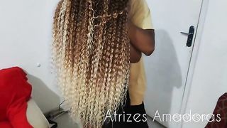 Conheci uma loira de cabelos cacheados linda e leivei para casa enchi a xereca dela de leite