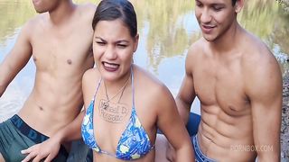 Tigresa Vip sai pra pescar com dois rapazes e acaba fodendo com os dois em cima do barco