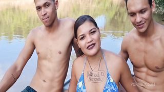 Tigresa Vip sai pra pescar com dois rapazes e acaba fodendo com os dois em cima do barco
