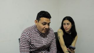 RUBIA TATUADA SE FOLLA A SU NOVIO NERD POR PRIMERA VEZ SIN CONDON Y EL SE CORRE DENTRO DE ELLA. PORNO EN ESPANOL