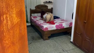 ENTRO AL CUARTO DE MI HIJASTRA Y LA CONSIGO MASTURBANDOSE