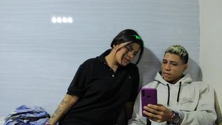 ENCUENTRO A MI HERMANASTRO MASTURBANDOSE Y TERMINAMOS FOLLANDO ME TRAGO SU LECHE. POV- CULONA- PORNO EN ESPANOL
