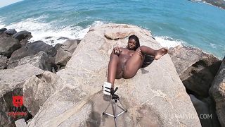 Preta dando Na Praia de Nudismo pela primeira vez com varias pessoas olhando