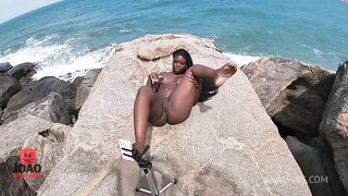 Preta dando Na Praia de Nudismo pela primeira vez com varias pessoas olhando