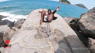 Preta dando Na Praia de Nudismo pela primeira vez com varias pessoas olhando