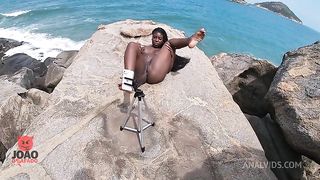 Preta dando Na Praia de Nudismo pela primeira vez com varias pessoas olhando