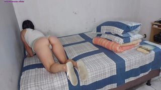 MEIA-IRMA VEIO LIMPAR MEU QUARTO ENQUANTO O PADRASTO FAZIA REFORMA NO QUINTAL
