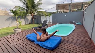 CAIU NA NET! NOVINHA DE 18 ANOS DANDO PRA 2 NA PISCINA ( COMPLETO )