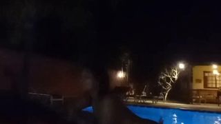 RESENHA COM AS GOSTOSAS NA PISCINA ENQUANTO ELAS CONVERSAVAM COM OS MARIDOS