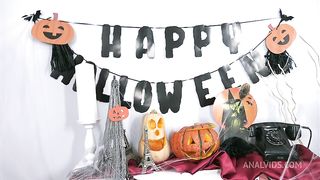 Cutie celebrates Halloween by having anal sex with her man