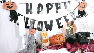 Cutie celebrates Halloween by having anal sex with her man