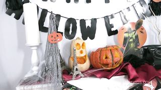 Cutie celebrates Halloween by having anal sex with her man