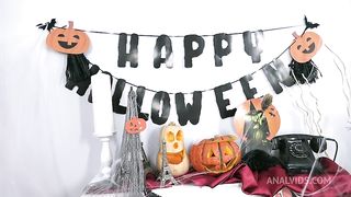 Cutie celebrates Halloween by having anal sex with her man