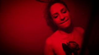 ROBERTA FAGANELLI - TOMANDO UM BANHO GOSTOSO PELADINHA E SENSUALIZANDO